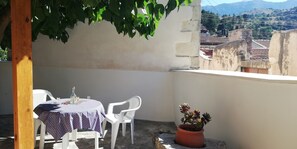 Outdoor dining - The little apricot house for 2 in Vafes en Apokoronas-Chania 75007 (Vafés Apokoronas)