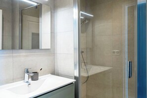 Shower, hair dryer - Fabulous /Standing apartment /Garden with sea access (Martigues)