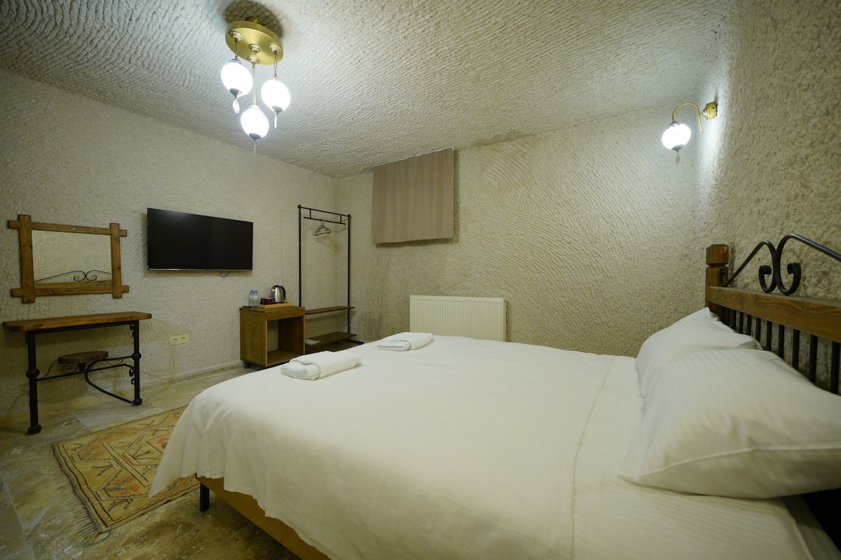 Classic Double Room | Laptop workspace, free WiFi