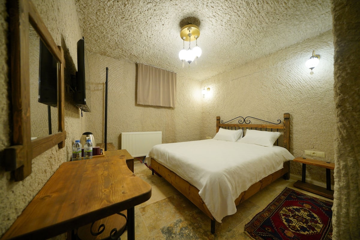 Basic Double Room | Laptop workspace, free WiFi