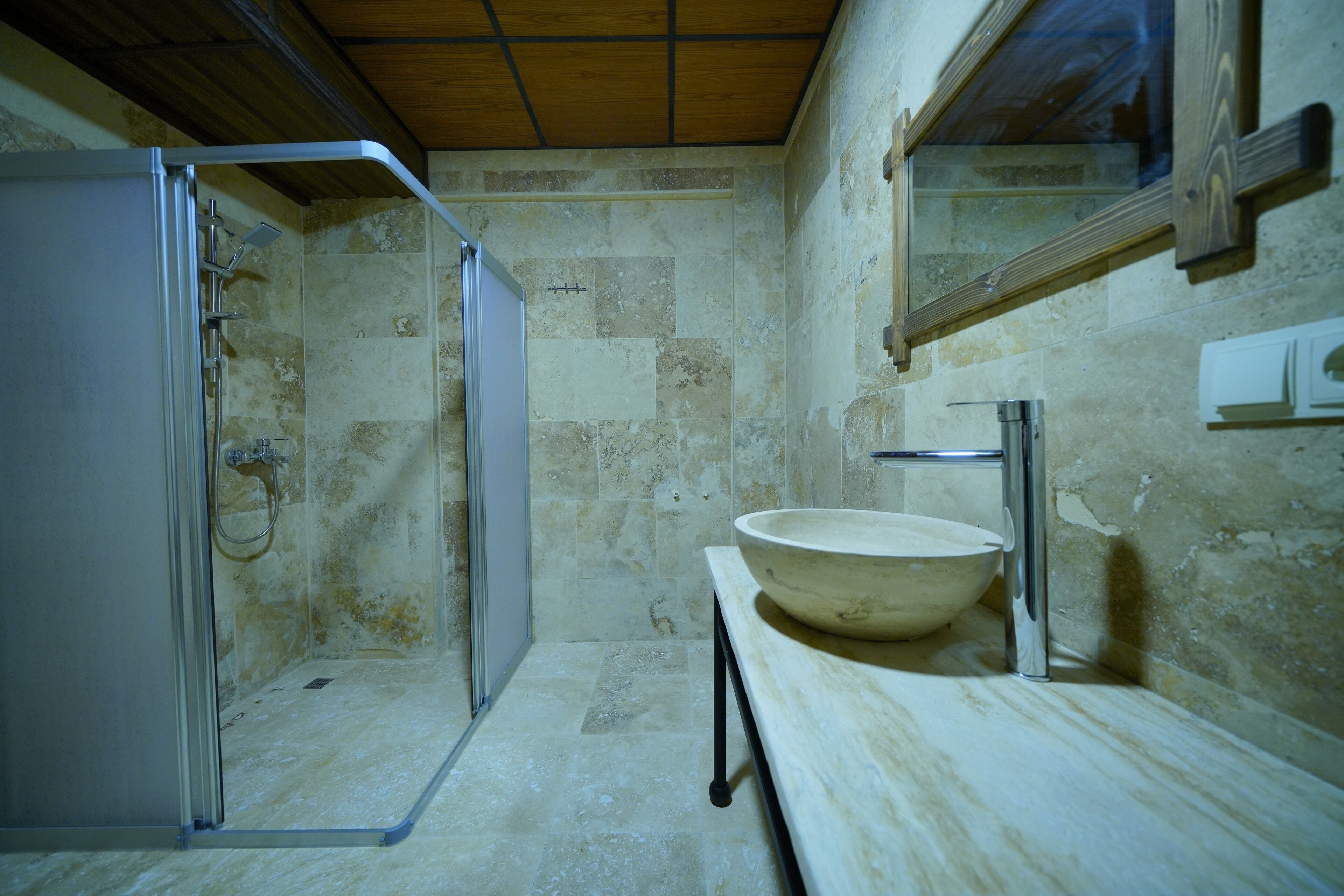 Luxury Suite | Bathroom | Free toiletries, hair dryer, towels, soap