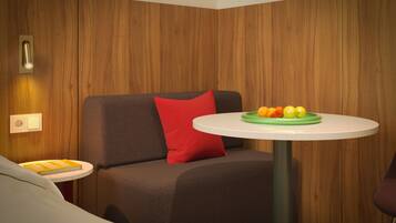 Habitación doble | Caja de seguridad en la habitación y tabla de planchar con plancha