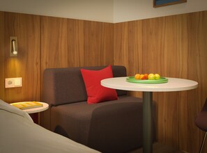 Habitación doble | Caja de seguridad en la habitación y tabla de planchar con plancha 