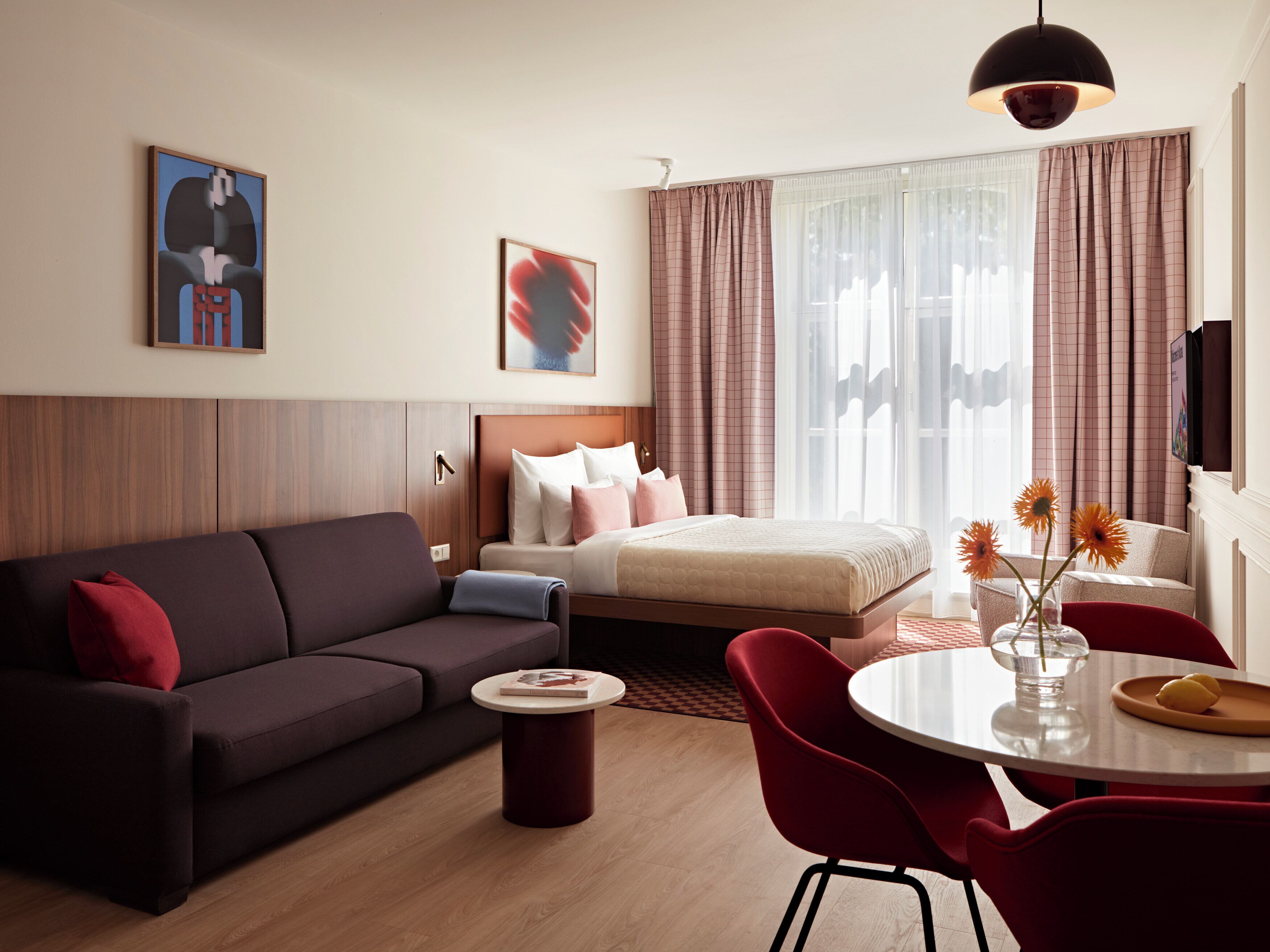 Extra Large Studio with Kitchenette and Sofa Bed | Värdeförvaringsskåp på rummet, strykjärn/strykbräda och gratis wi-fi