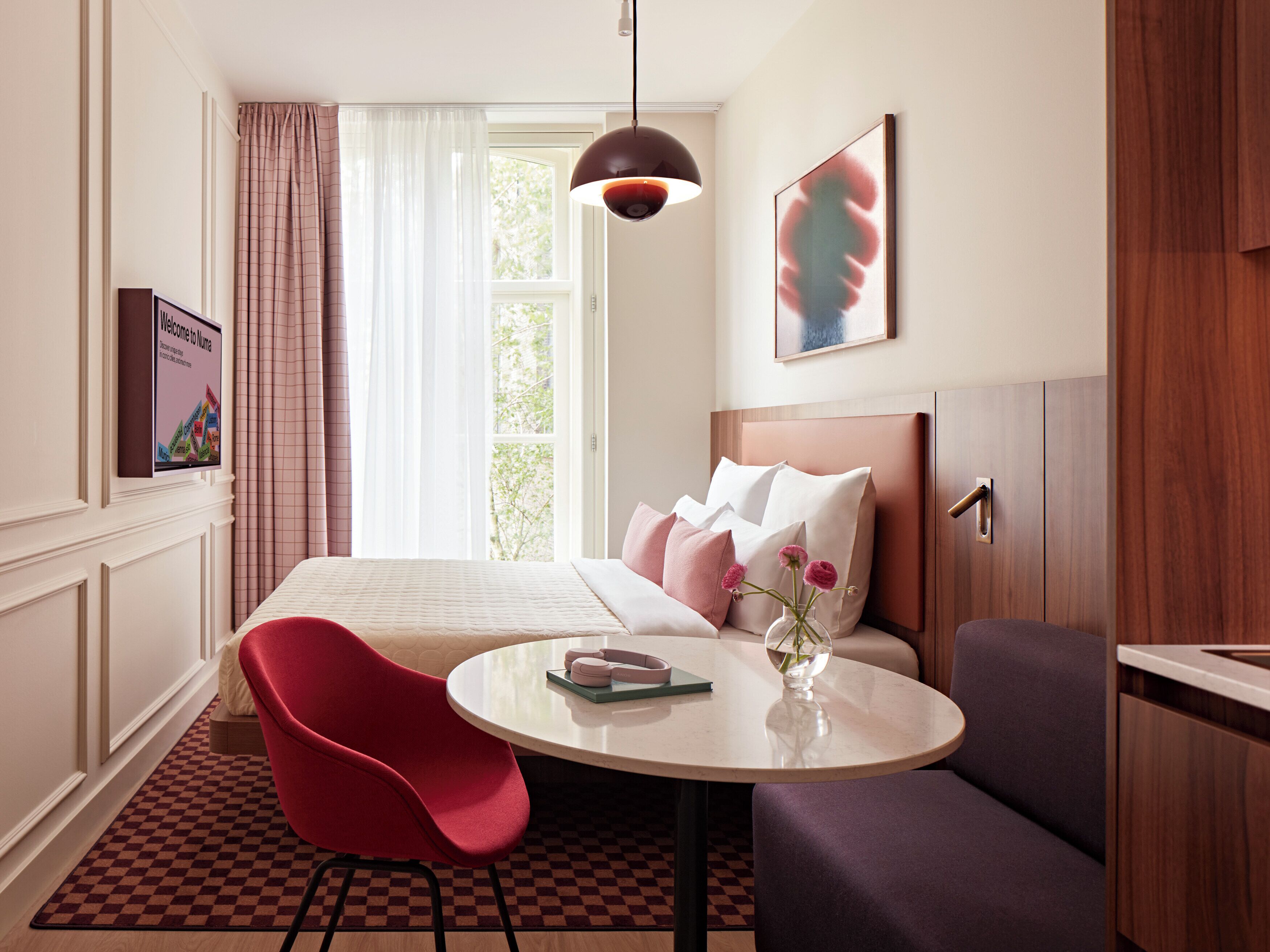 Medium Studio with Kitchenette | 房內夾萬、熨斗/熨衫板、免費 Wi-Fi、床單
