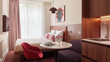Medium Studio with Kitchenette | Cofres nos quartos, ferros/tábuas de passar roupa, Wi-Fi de cortesia