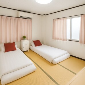 Quadruple Room, Non Smoking | Blackout drapes, iron/ironing board, free WiFi - Osaka Nippori Tengachaya Guesthouse (Osaka-shi)
