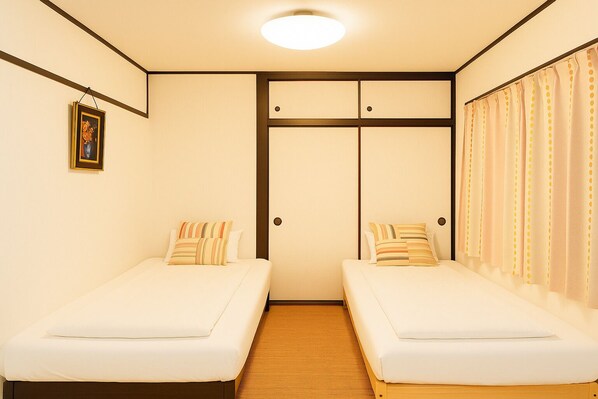 Quadruple Room, Non Smoking | Blackout drapes, iron/ironing board, free WiFi - Osaka Nippori Tengachaya Guesthouse (Osaka-shi)