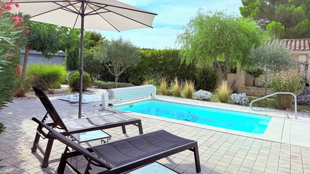 A poolside area with a pool, lounge chairs, a table, and an umbrella. - Le Clos du Cornier - Peace & quiet & private pool (Barjac)