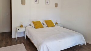 A bedroom with a bed, two bedside tables, and a hanging light fixture. - Le Clos du Cornier - Peace & quiet & private pool (Barjac)