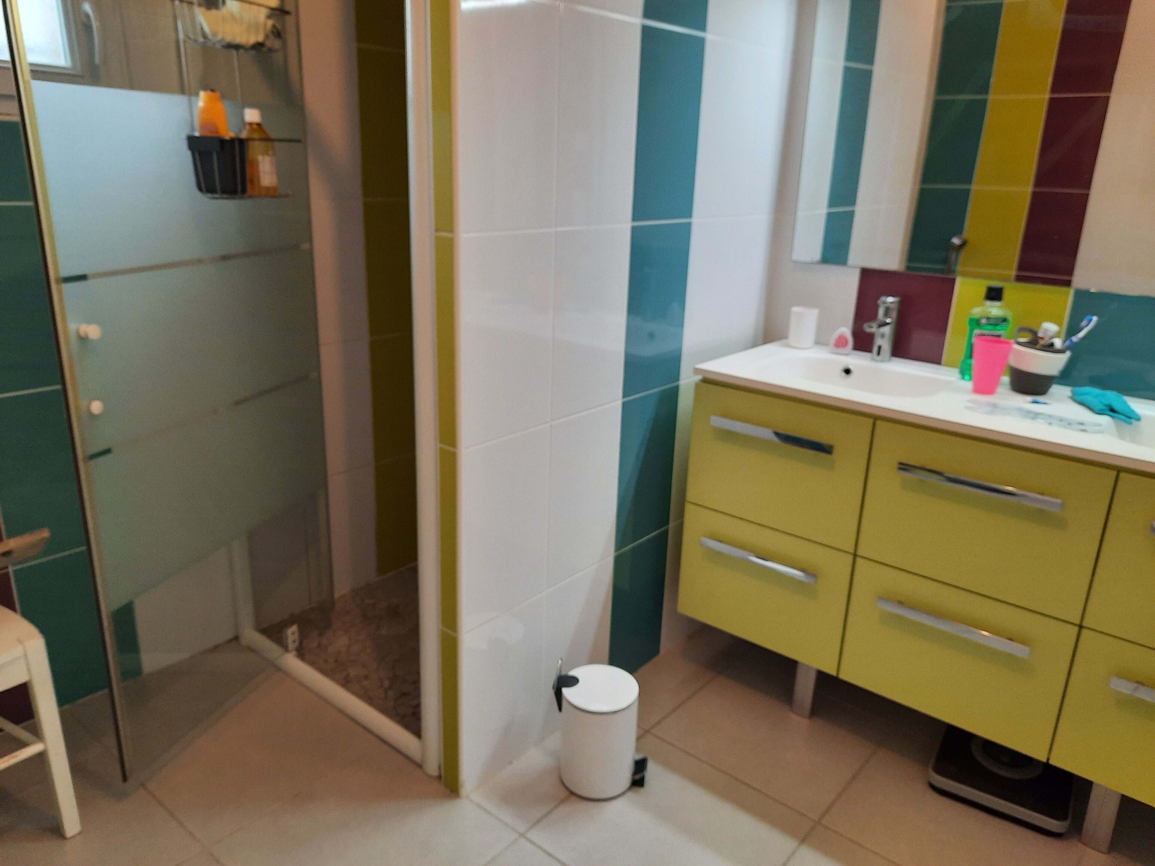 Een douche, een haardroger, een bidet, handdoeken