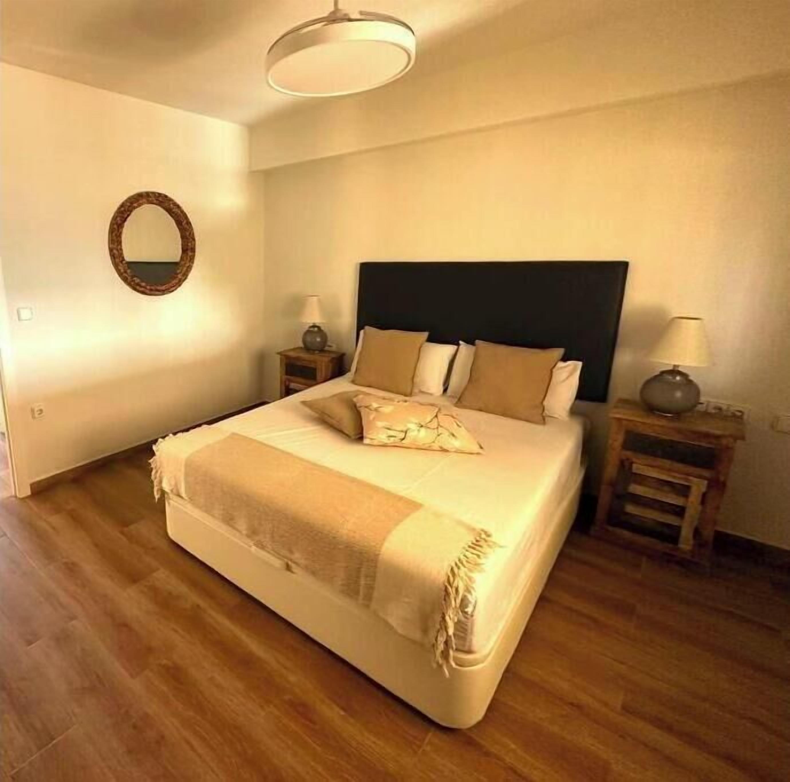 Iron/ironing board, bed sheets