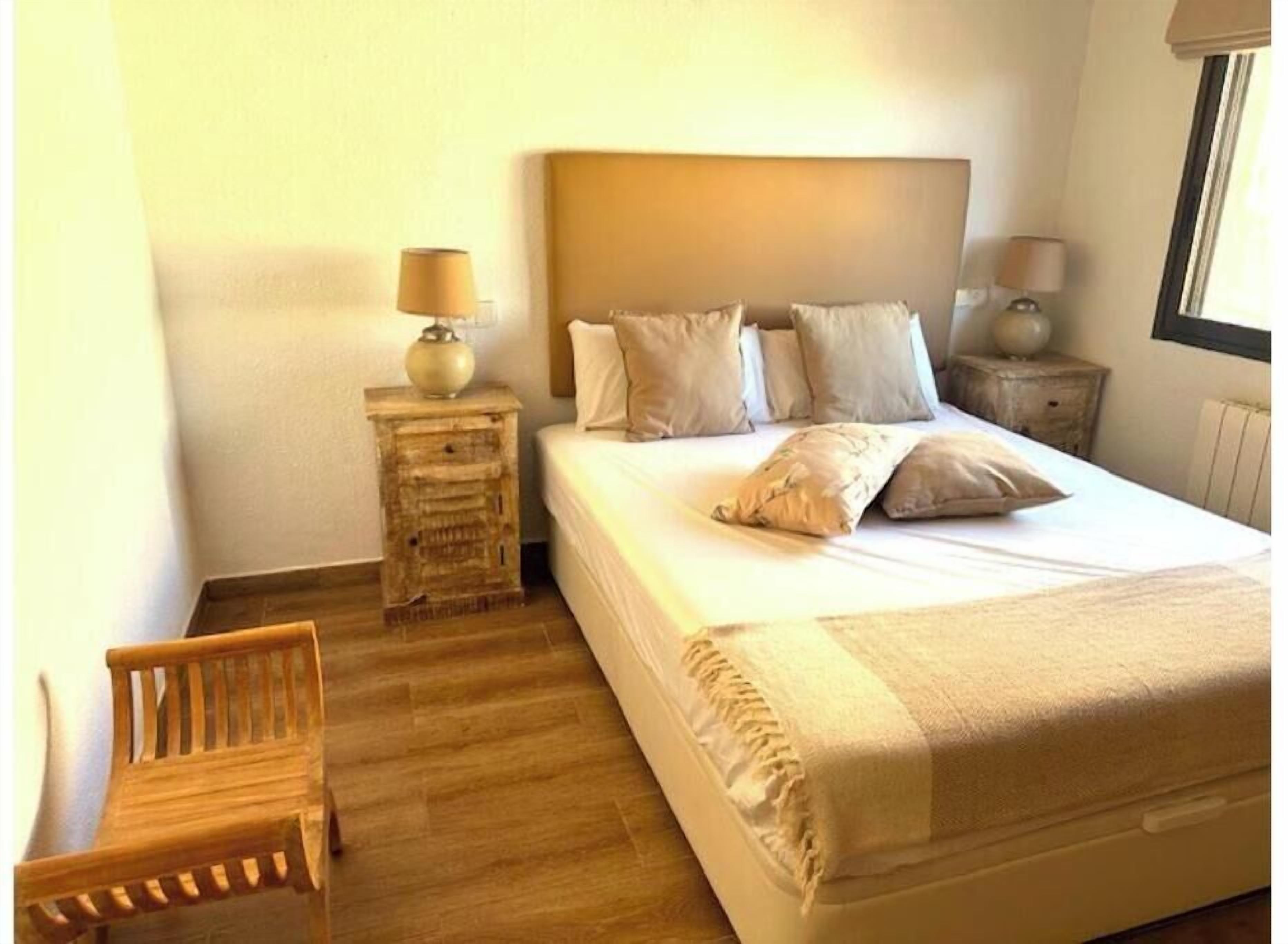 Een strijkplank/strijkijzer, beddengoed