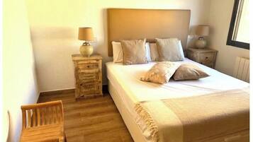 Een strijkplank/strijkijzer, beddengoed