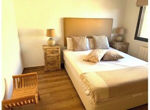 Tabla de planchar con plancha y ropa de cama