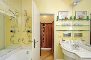 Hair dryer, bidet, towels, toilet paper - Pantheon apartment with private terrace (Roma)