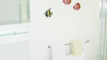 Chambre avec lits jumeaux, vue jardin | Salle de bain