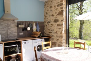 Dining - Renovated farmhouse in the heart of nature in the PNR de Millevaches en Limousin (Sussac)