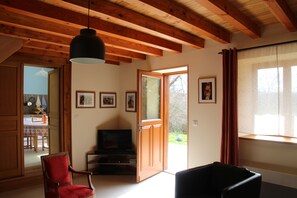 TV - Renovated farmhouse in the heart of nature in the PNR de Millevaches en Limousin (Sussac)