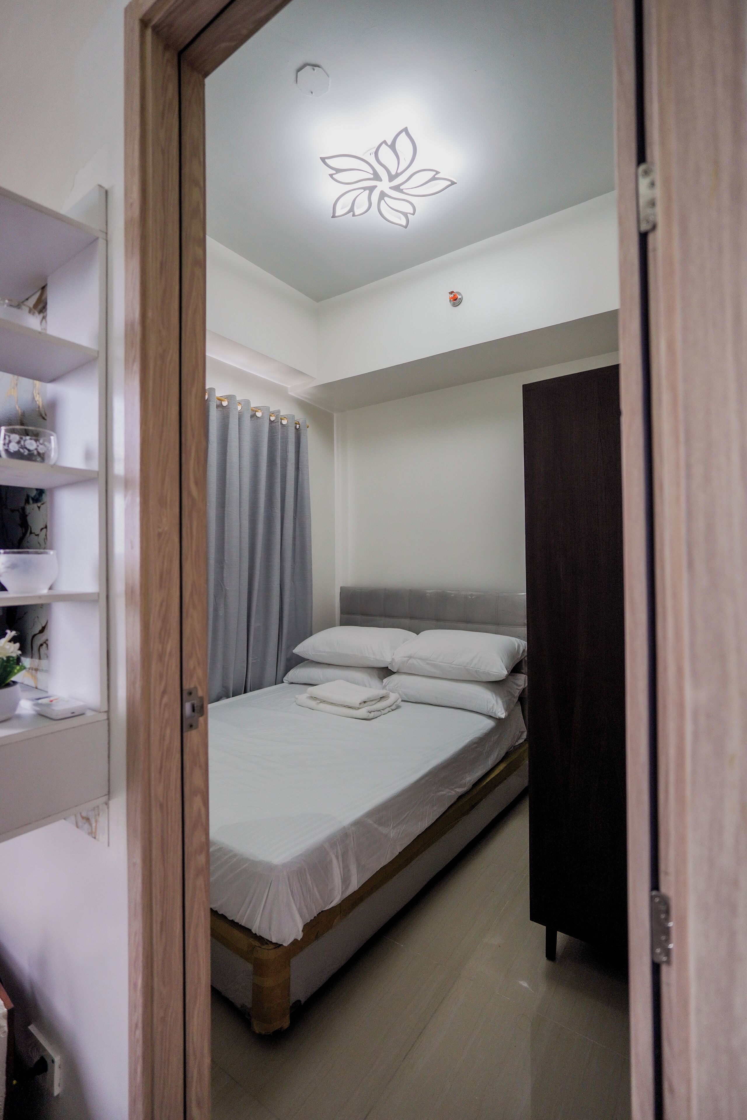 Tabla de planchar con plancha, wifi y ropa de cama 