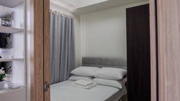 Tabla de planchar con plancha, wifi y ropa de cama