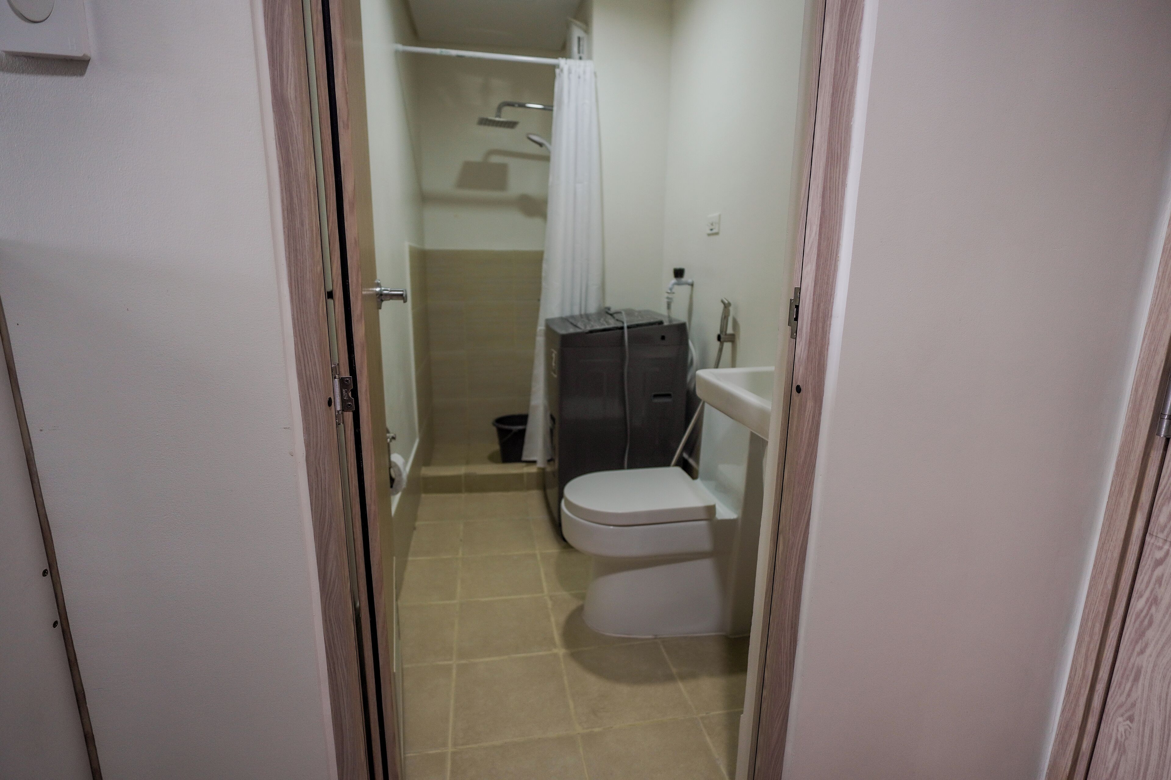 Een douche, een haardroger, een bidet, handdoeken