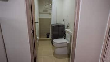 Een douche, een haardroger, een bidet, handdoeken