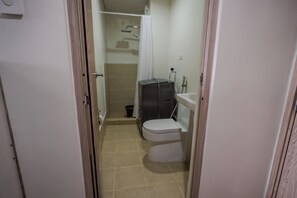 Douche, sèche-cheveux, bidet, serviettes fournies