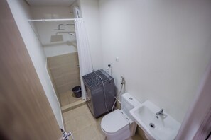 Shower, hair dryer, bidet, towels - Beautiful 2-bedroom condo with AC in soothing Muntinlupa (Muntinlupa)