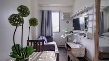 Een strijkplank/strijkijzer, wifi, beddengoed