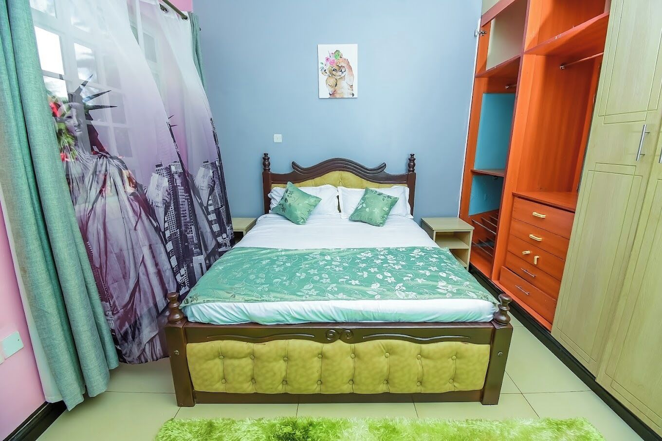 Un dormitorio con cama, armario y mesita de noche.