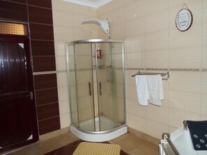 Dusche, Hausschuhe, Handtücher, Seife