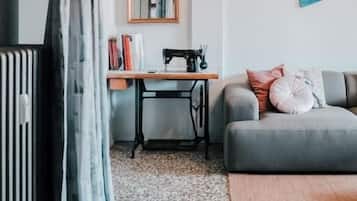 Appartamento, balcone, vista città | Interni