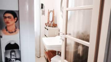 Apartment, Balcony, City View | Bathroom