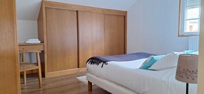 Tabla de planchar con plancha, Internet, ropa de cama