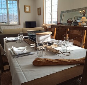 Dining - LE GITE DES DEUX LACS MORVAN NEAR LAC DES SETTONS 9PERS (Planchez)