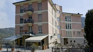 A multi-story hotel with a flat roof, balconies, and a covered entrance area. - Hotel Fornaci  (Trescore Balneario)
