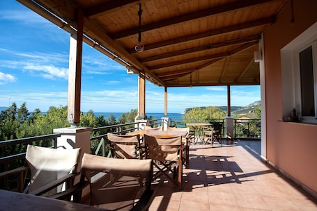 Restaurante al aire libre. Mounda Beach Retreat