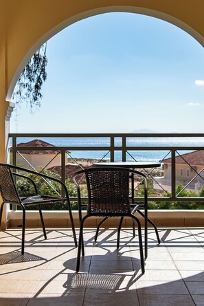 Outdoor dining - Mounda Beach Retreat (Skala)