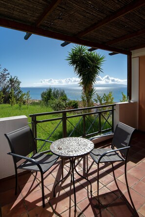 Outdoor dining - Mounda Beach Retreat (Skala)