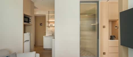 Superior Studio Suite, 1 King Bed, Non Smoking, Balcony | Bathroom | Shower, rainfall showerhead, hair dryer, towels