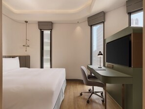 Estudi en suite superior, 1 llit de matrimoni, no fumadors, balcó | Cobrellits, caixa forta a l'habitació i escriptori 