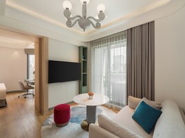 Superior Studio Suite, 1 King Bed, Non Smoking, Balcony | Living area
