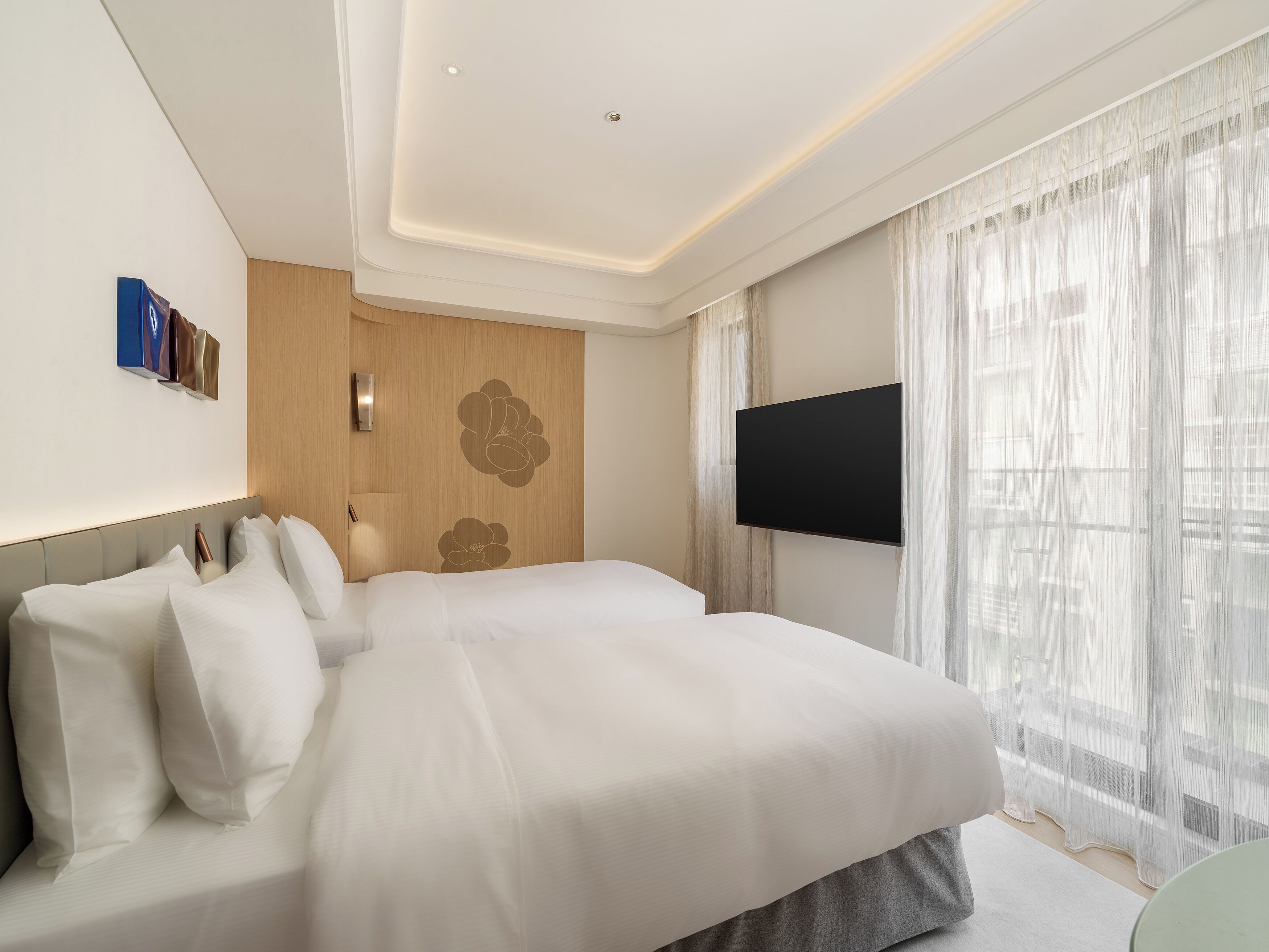 Eenvoudige Twin kamer, balkon | Donsdekens, een kluis op de kamer, een bureau, een laptopwerkplek