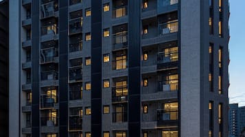 Un hôtel à plusieurs étages au design moderne, doté de balcons et d’une entrée imposante.