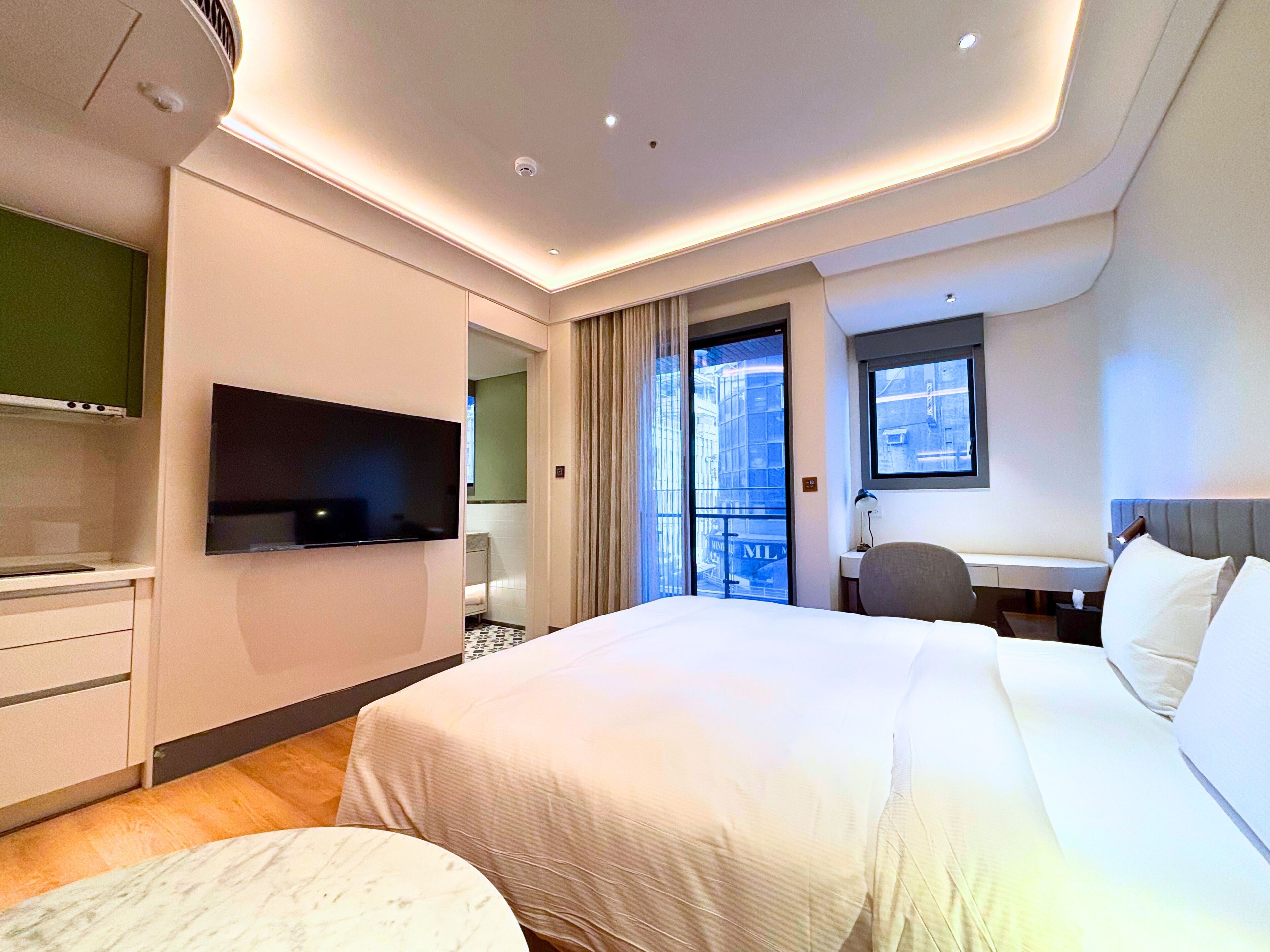 Caja de seguridad en la habitación y tabla de planchar con plancha 