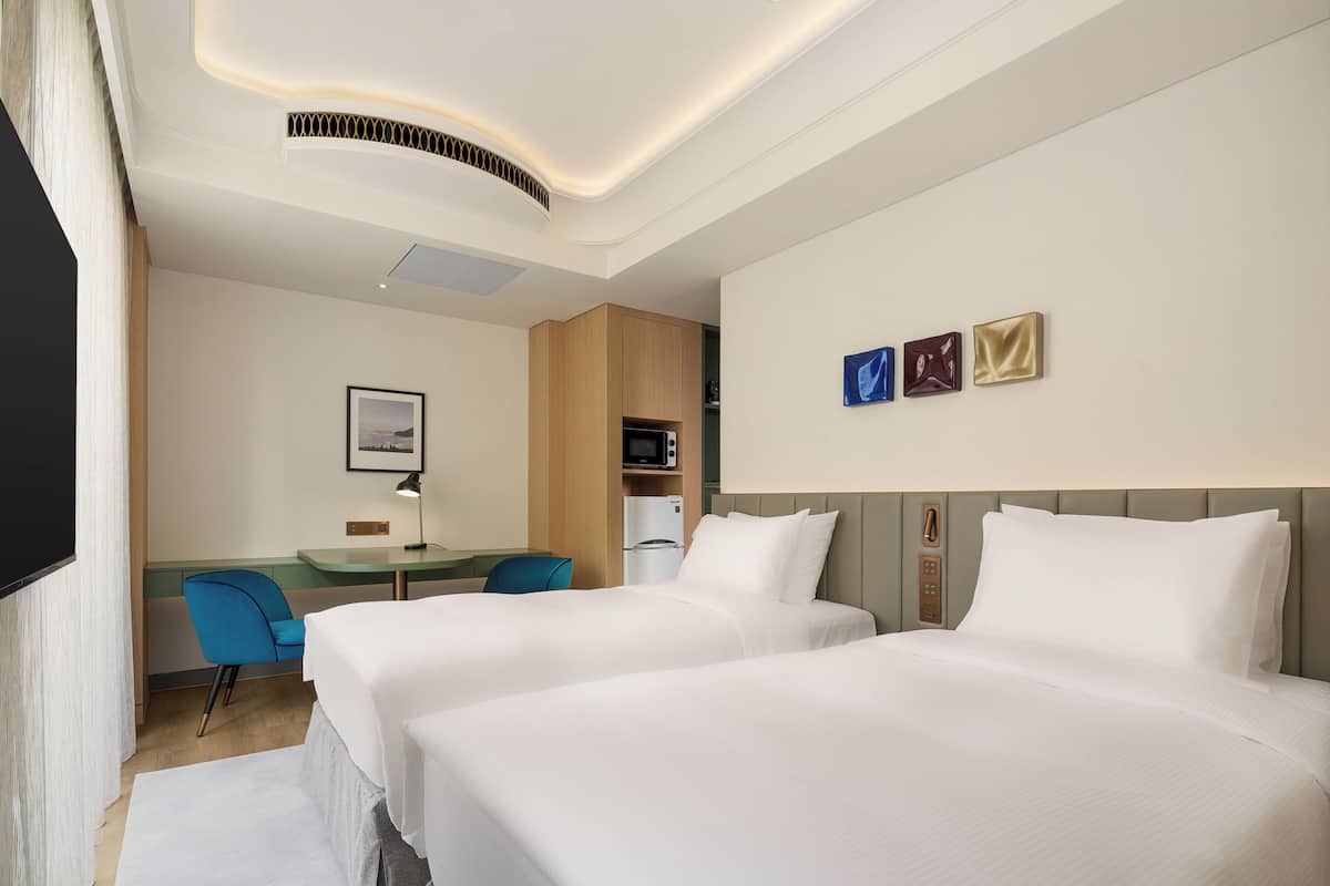 Down duvets, in-room safe, desk, laptop workspace