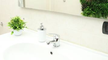 Appartamento Standard, balcone, vista spiaggia | Bagno