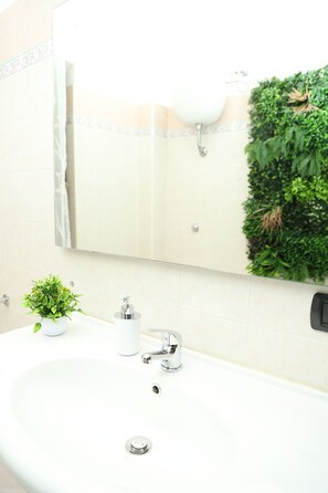 Standard Apartment, Balcony, Beach View | Bathroom - GOCCE DI LUNA (San Lucido)