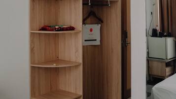 Standard Room 1 King Bed | Iron/ironing board